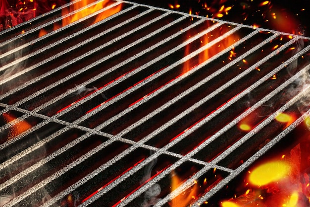 Foto churrasqueira de verão portátil vazia e quente com fogo em chamas