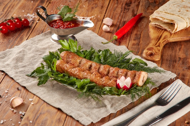 Churrasqueira kebab, fundo de madeira