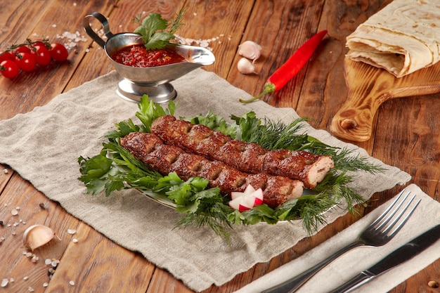 Churrasqueira kebab, fundo de madeira