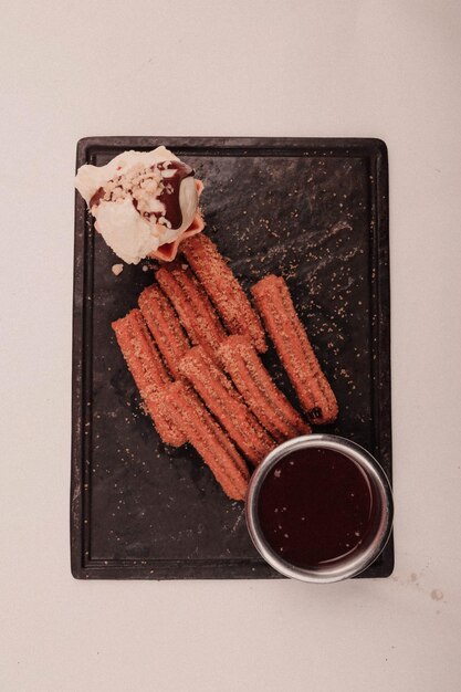 Churros con azúcar bañados en salsa de chocolate