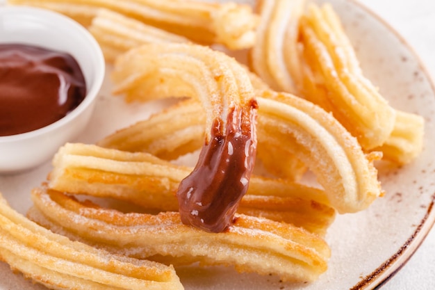 Churros con azúcar glass y salsa de chocolate.