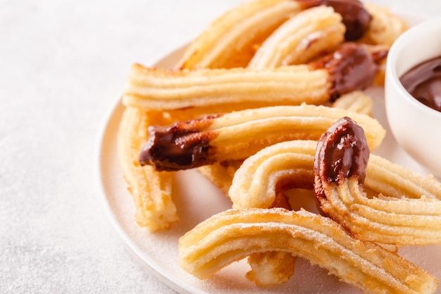 Churros con azúcar glass y salsa de chocolate