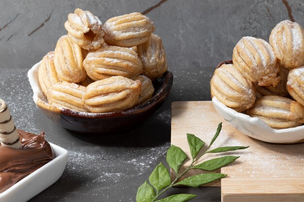 Churros bedeckt mit Zucker auf Schneidebrett.