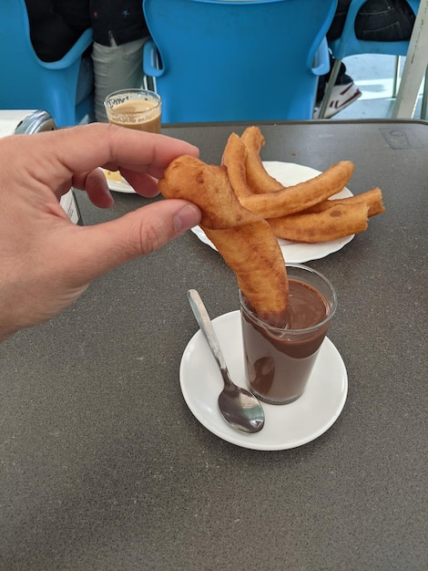 Churros y chocolate caliente en un bar