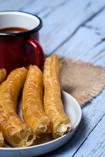 Churros con chocolate caliente