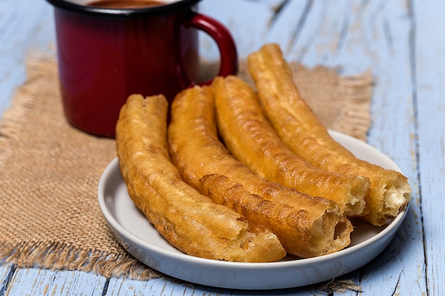 Churros con chocolate caliente