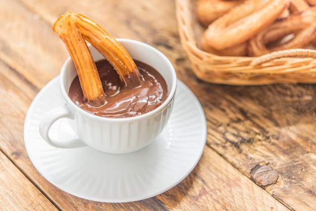 Churros con chocolate típico desayuno dulce