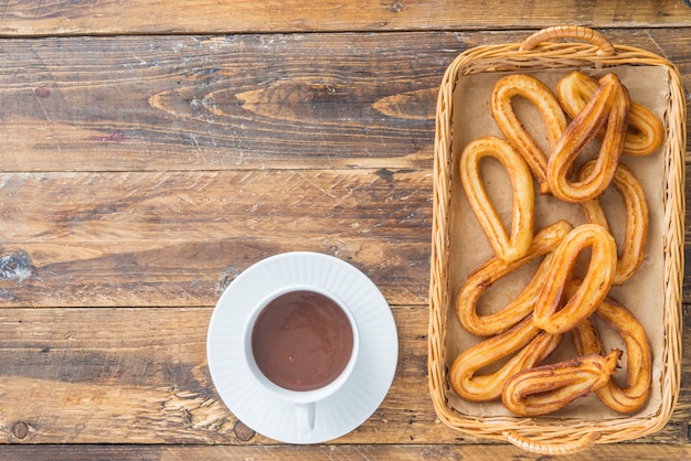 Churros con chocolate típico dulce español