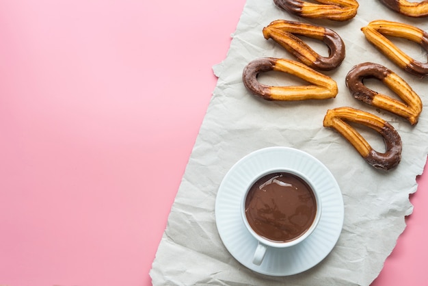 Churros con chocolate típico dulce español