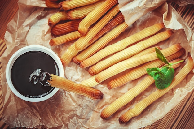 Churros cocinados al horno con el chocolate.