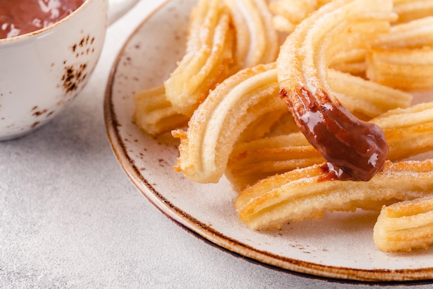 Churros com açúcar de confeiteiro e calda de chocolate