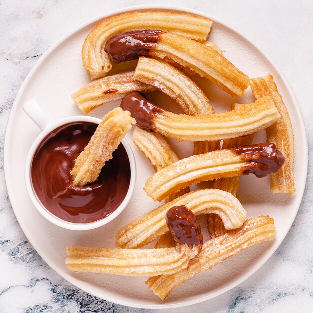 churros com açúcar em pó e molho de chocolate