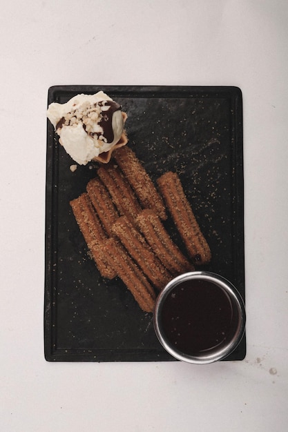 Churros com açúcar mergulhado com calda de chocolate