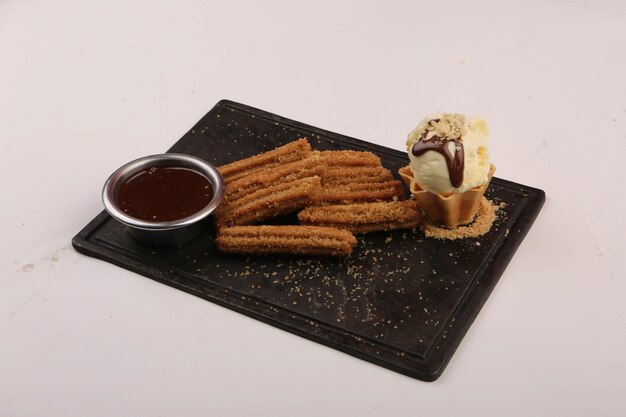 Churros com açúcar mergulhado com calda de chocolate