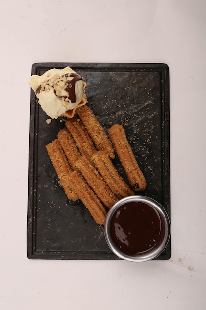 Churros com açúcar mergulhado com calda de chocolate