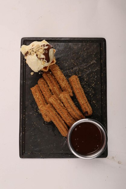 Churros com açúcar mergulhado com calda de chocolate