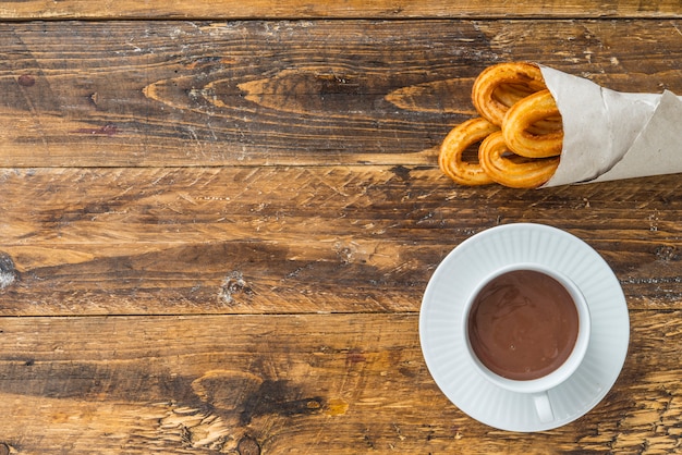 Churros com café da manhã doce típico de chocolat