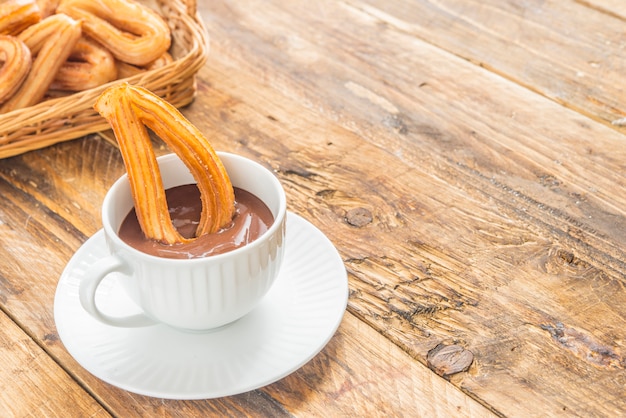 Churros com café da manhã doce típico de chocolat