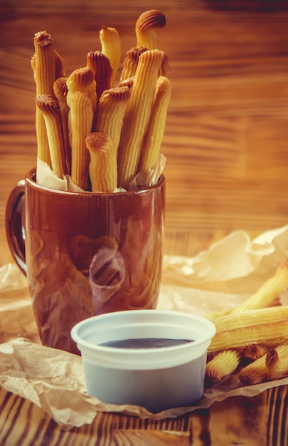 Churros cozidos no forno com o chocolate. Foco seletivo.