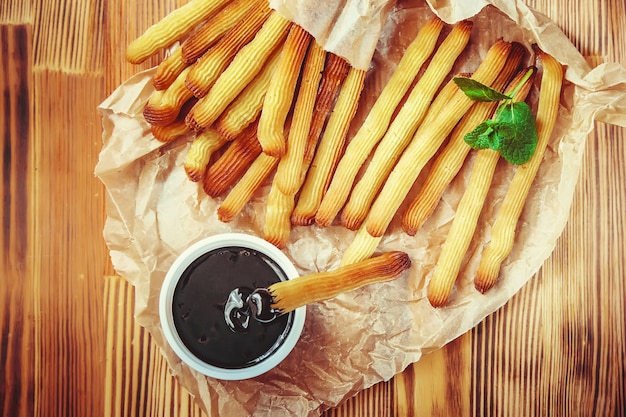 Churros cozidos no forno com o chocolate.