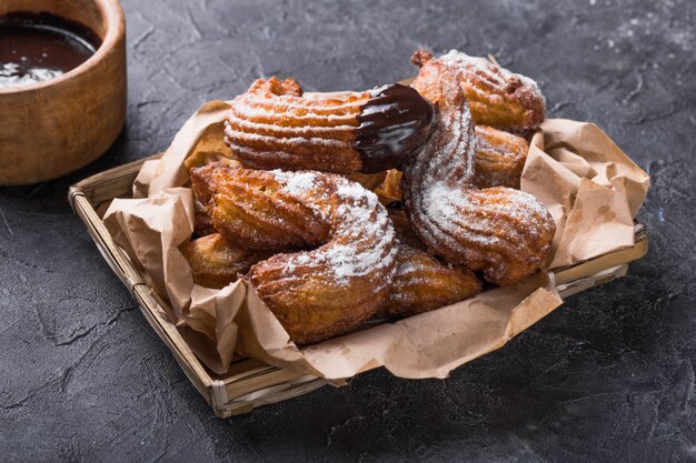 Churros deliciosos varas fritos e polvilhados com açúcar de confeiteiro