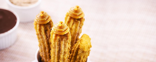 Churros doce frito típico do Brasil México e Espanha feito de farinha de trigo e água polvilhado com uma camada de açúcar ou canela recheado com doce de leite