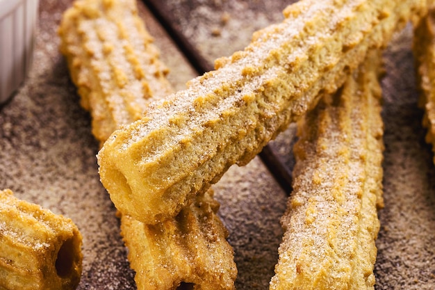 churros un dulce frito tradicional de América Latina Brasil Colombia los Estados Unidos y Portugal servido con o sin relleno salpicado de azúcar