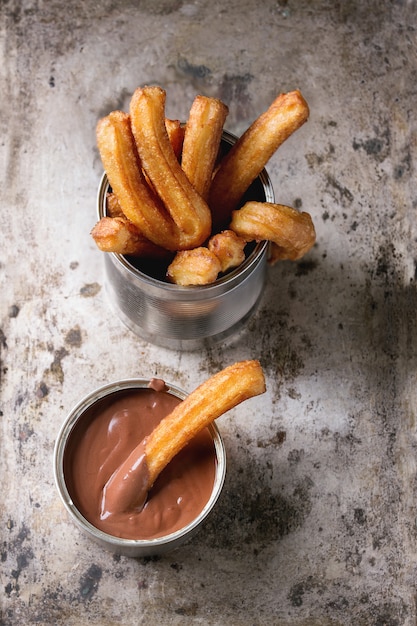 Churros espanhóis tradicionais com chocolate