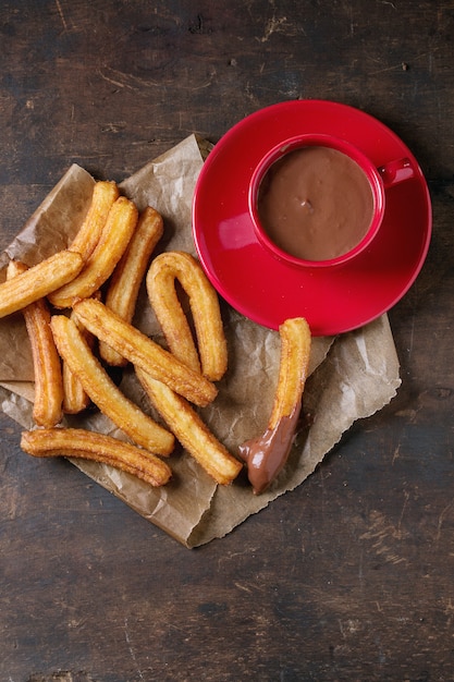 Churros españoles tradicionales con chocolate