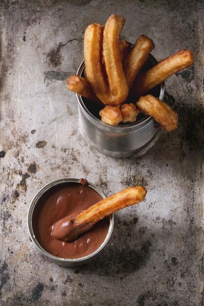 Churros españoles tradicionales con chocolate.