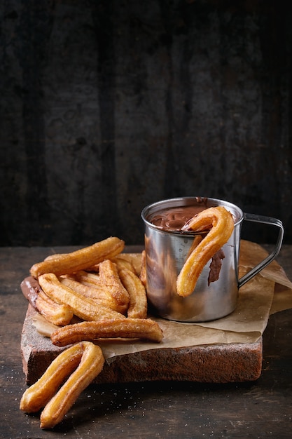 Churros españoles tradicionales con chocolate.