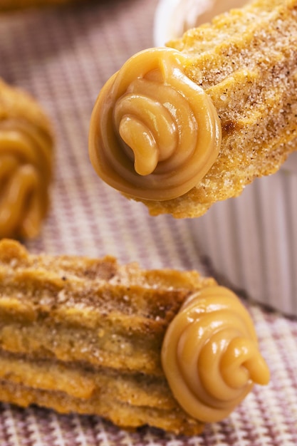 churros fritos doce recheado com dulce de leche tradicional do Brasil