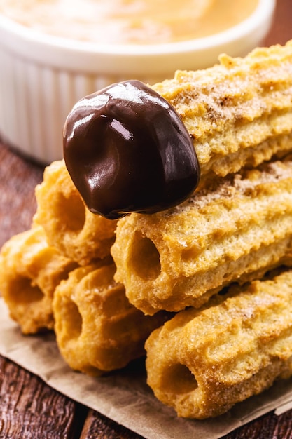 churros fritos dulces con relleno de chocolate cremoso tradicional de Brasil lleno de chocolate o dulce de leche