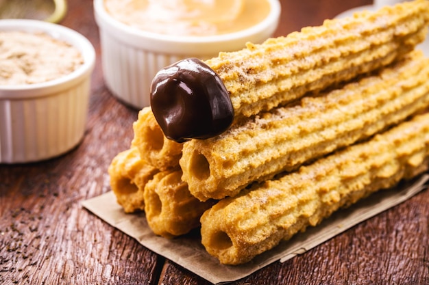 Churros frittiert süß mit cremiger Schokoladenfüllung traditionell aus Brasilien