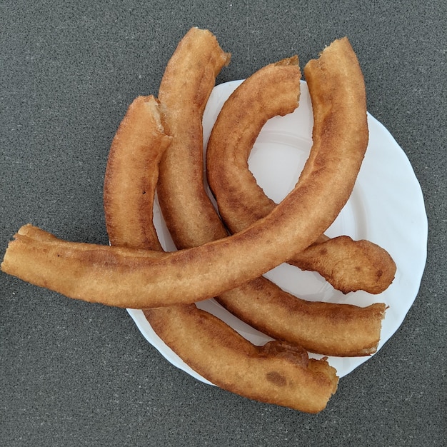 Churros in einem weißen Teller