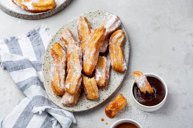 Churros in mit Karamell- und Schokoladensaucen