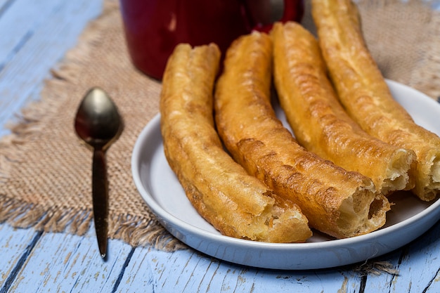 Foto churros mit heißer schokolade