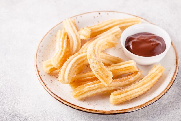 Churros mit Puderzucker und Schokoladensauce