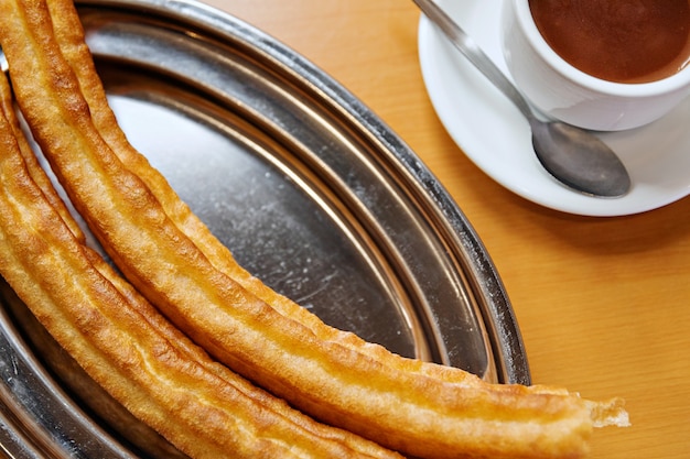 Churros y porrras con chocolate caliente