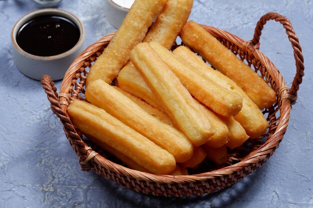 Churros spanisches traditionelles dessert und schokoladendip