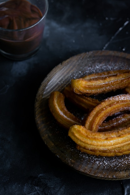 Foto churros típicos con azúcar y chocolate caliente en una mañana de otoño