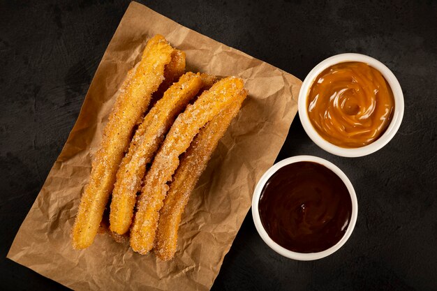 Churros tradicionais com doce de leite e calda de chocolate