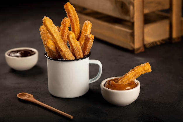 Churros tradicionais com doce de leite e calda de chocolate