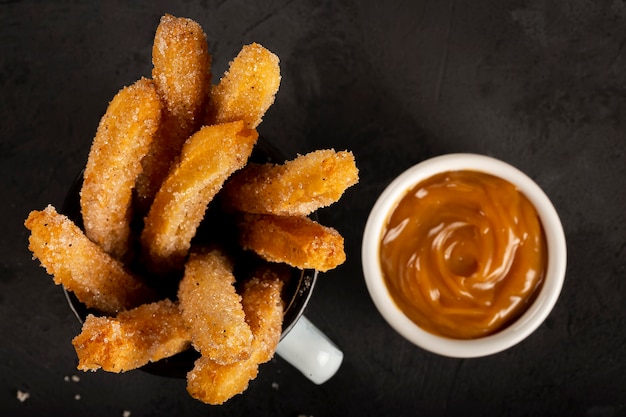 Churros tradicionales con dulce de leche de azúcar y salsa de chocolate