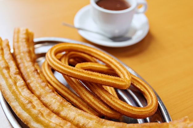 Churros und Krapfen mit heißer Schokolade