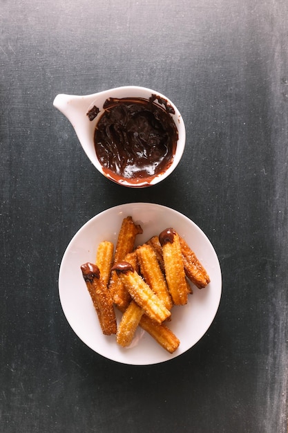 Churros und Schokoladensauce