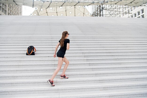 Chute os pés para cima e vá Mulher enérgica subir escadas ao ar livre Vida ativa Liberdade de cuidados Livre e despreocupado Liberdade Símbolo de liberdade Viajar e viajar Liberdade para explorar Eu quero ficar chapado