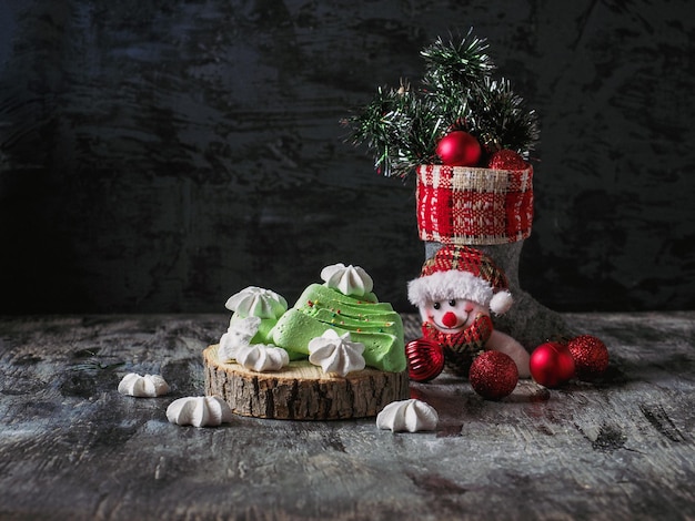 Chuteira de Natal com bolas vermelhas e enfeites e biscoitos de merengue festivos