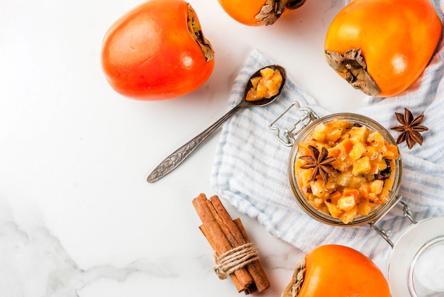 Chutney de caqui con canela y anís de estrellas