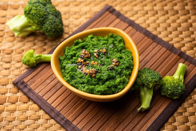 Chutney de brócolis fresco ou purê de pasta na tigela com pedaços crus